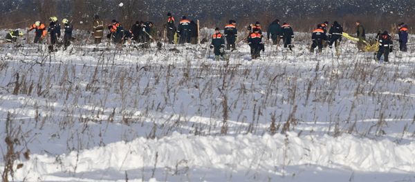 Russian EMERCOM personnel in the Ramensky district of the Moscow region, where an An-148 passenger plane of the Saratov Airlines performing Flight 703 from Moscow to Orsk crashed on February 11, 2018. Russian EMERCOM personnel in the Ramensky district of the Moscow region, where an An-148 passenger plane of the Saratov Airlines performing Flight 703 from Moscow to Orsk crashed on February 11, 2018. - Sputnik International