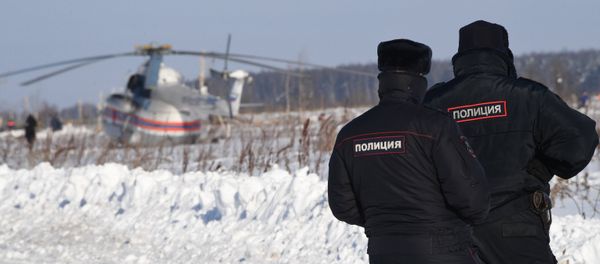 Police officers in the Ramensky District of the Moscow Region, where the An-148 passenger plane of the Saratov Airlines Flight 703 traveling from Moscow to Orsk crashed on February 11, 2018 - Sputnik International