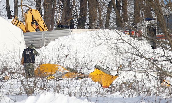 A man looks at wreckage near the scene of a AN-148 plane crash in Stepanovskoye village, about 40 kilometers (25 miles) from the Domodedovo airport, Russia A man looks at wreckage near the scene of a AN-148 plane crash in Stepanovskoye village, about 40 kilometers (25 miles) from the Domodedovo airport, Russia - Sputnik International