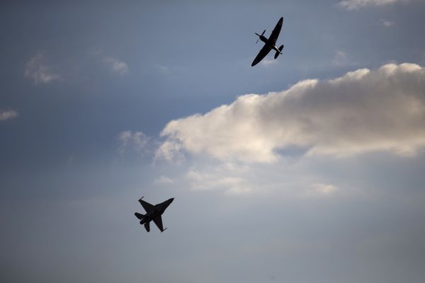 An Israeli Air Force F-16 plane, bottom, and an Israeli Air force Spitfire plane perform during a graduation ceremony for new pilots in the Hatzerim air force base near the city of Beersheba, Israel. (File) - Sputnik International