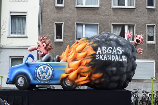 A carnival float, depicting a man driving a Wolkswagen car in flame, is pictured during a carnival parade on Rose Monday on February 12, 2018 in Duesseldorf, western Germany. The writing reads exhaust gas (R). A carnival float, depicting a man driving a Wolkswagen car in flame, is pictured during a carnival parade on Rose Monday on February 12, 2018 in Duesseldorf, western Germany. The writing reads exhaust gas (R). - Sputnik International