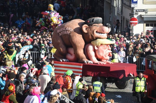 People look at a carnival float, depicting a bear with the writing Russia affair on US President Donald Trump, during a carnival parade on Rose Monday on February 12, 2018 in Duesseldorf, western Germany People look at a carnival float, depicting a bear with the writing Russia affair on US President Donald Trump, during a carnival parade on Rose Monday on February 12, 2018 in Duesseldorf, western Germany - Sputnik International