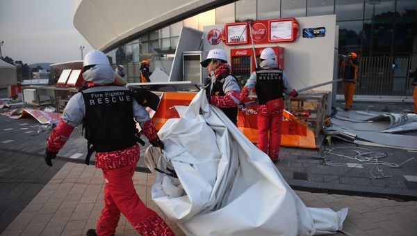Volunteers during evacuation from the press center in the Gangneung Olympic Park due to strong winds - Sputnik International