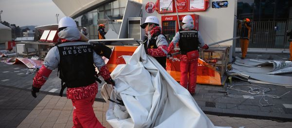 Volunteers during evacuation from the press center in the Gangneung Olympic Park due to strong winds Volunteers during evacuation from the press center in the Gangneung Olympic Park due to strong winds - Sputnik International