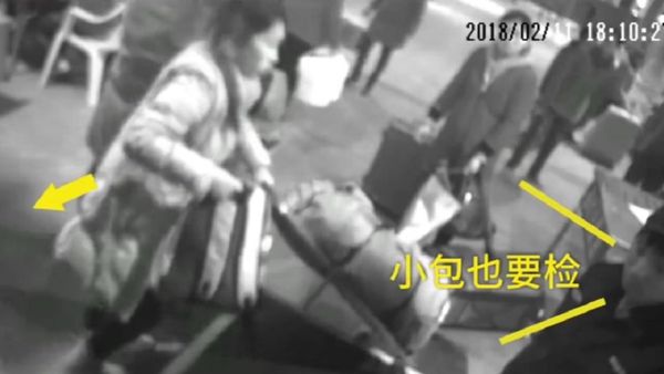 A woman in SE China climbed into a security inspection machine to “escort” her purse - Sputnik International