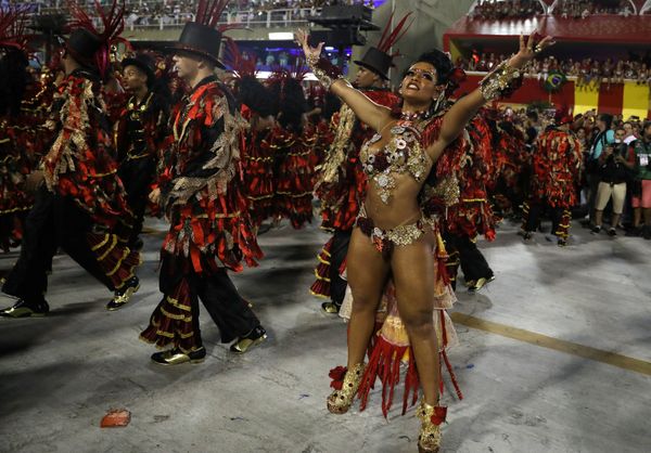 Drum queen Raissa de Oliveira from Beija-Flor samba school performs during the second night of the Carnival parade at the Sambadrome in Rio de Janeiro, Brazil February 13, 2018 - Sputnik International