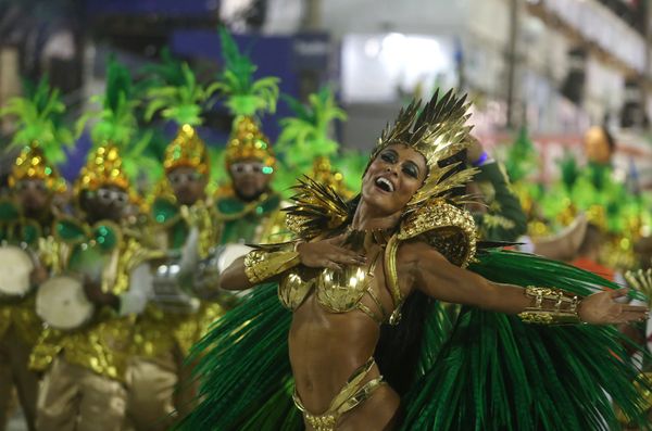 Drum queen Juliana Paes from Grande Rio samba school performs during the first night of the Carnival parade at the Sambadrome in Rio de Janeiro, Brazil February 12, 2018 - Sputnik International