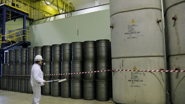 In this photo taken Wednesday, March 23, 2016, a worker checks the radiation level on barrels in a storage of nuclear waste taken from the 4th unit destroyed by explosion at the Chernobyl nuclear power plant, Chernobyl, Ukraine - Sputnik International