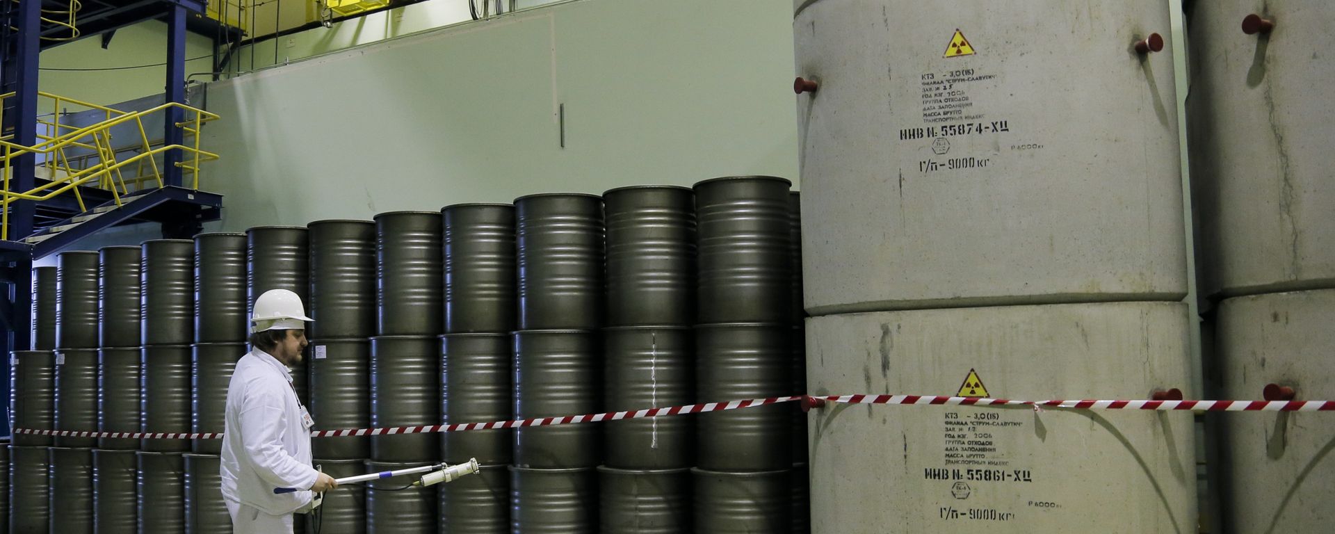 In this photo taken Wednesday, March 23, 2016, a worker checks the radiation level on barrels in a storage of nuclear waste taken from the 4th unit destroyed by explosion at the Chernobyl nuclear power plant, Chernobyl, Ukraine - Sputnik International, 1920, 06.03.2022