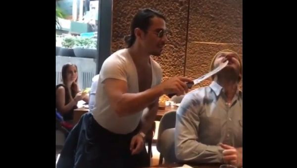Funny cook feeding David Beckham - Sputnik International