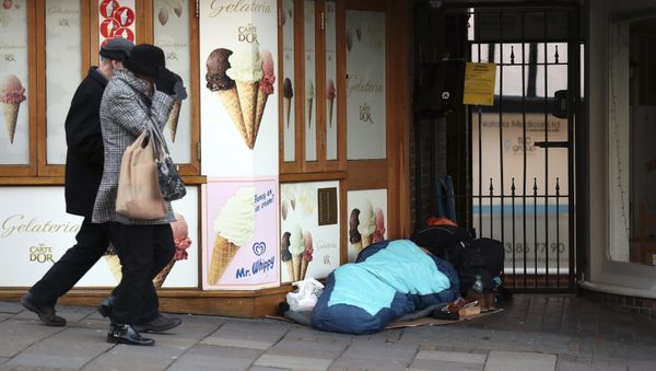 A homeless person sleeps rough near Windsor Castle in Windsor, England A homeless person sleeps rough near Windsor Castle in Windsor, England - Sputnik International