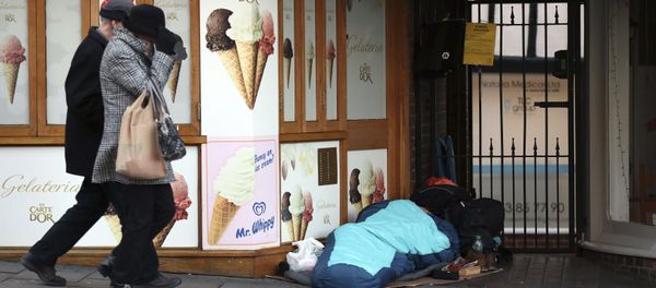 A homeless person sleeps rough near Windsor Castle in Windsor, England A homeless person sleeps rough near Windsor Castle in Windsor, England - Sputnik International