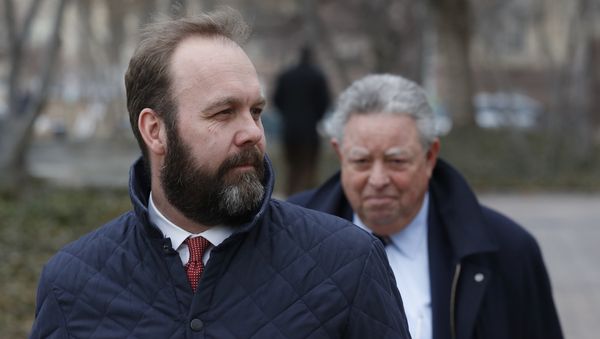 Rick Gates, left, with his lawyer Tom Green, depart Federal District Court, Wednesday, Feb. 14, 2018, in Washington - Sputnik International