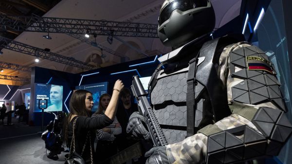 Visitors touring Russia Focused on the Future exhibition, held at Manezh Central Exhibition Hall in Moscow - Sputnik International
