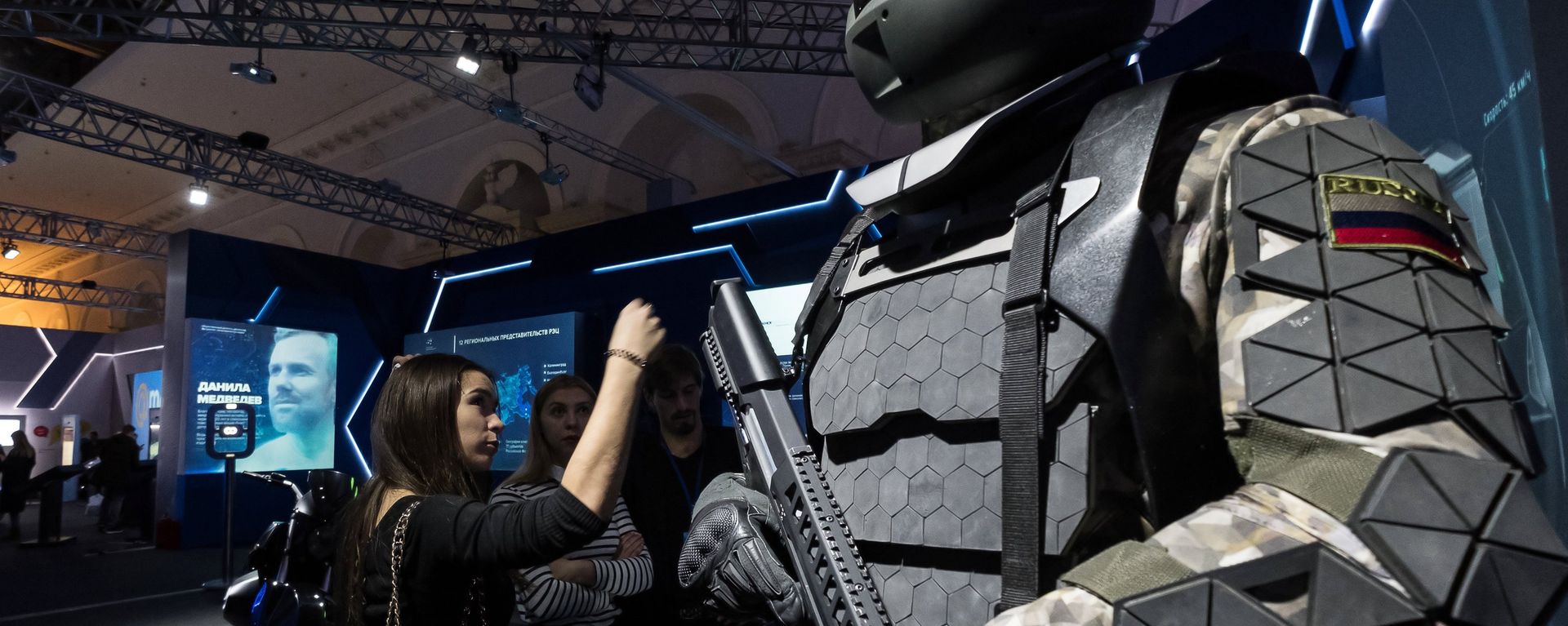 Visitors touring Russia Focused on the Future exhibition, held at Manezh Central Exhibition Hall in Moscow - Sputnik International, 1920, 03.06.2024