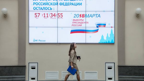 A screen with a countdown clock for the 2018 Russian presidential election on the building of the Central Electoral Commission in Moscow - Sputnik International