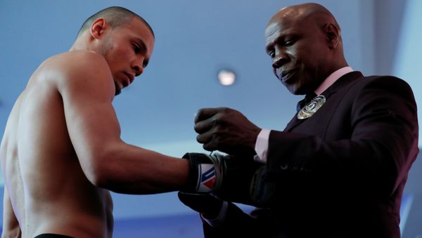 Chris Eubank junior has his gloves adjusted by his father, himself a former world champion boxer - Sputnik International