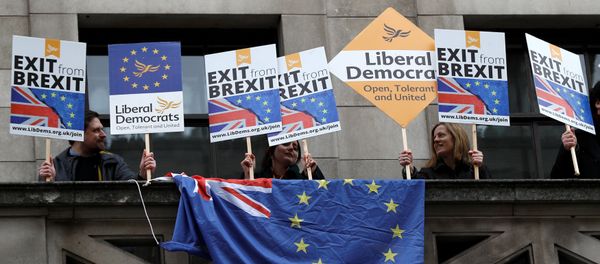 A number of pro-EU supporters protest outside the building where Britain's Foreign Secretary Boris Johnson delivers a speech on Brexit at the Policy Exchange in central London, Britain - Sputnik International