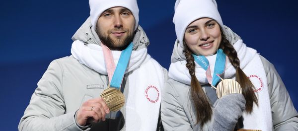 Anastasia Bryzgalova and Alexander Krushelnitsky (Russia), winners of the bronze medals in the mixed doubles in the curling tournament at the XXIII Olympic Winter Games, during the award ceremony Anastasia Bryzgalova and Alexander Krushelnitsky (Russia), winners of the bronze medals in the mixed doubles in the curling tournament at the XXIII Olympic Winter Games, during the award ceremony - Sputnik International