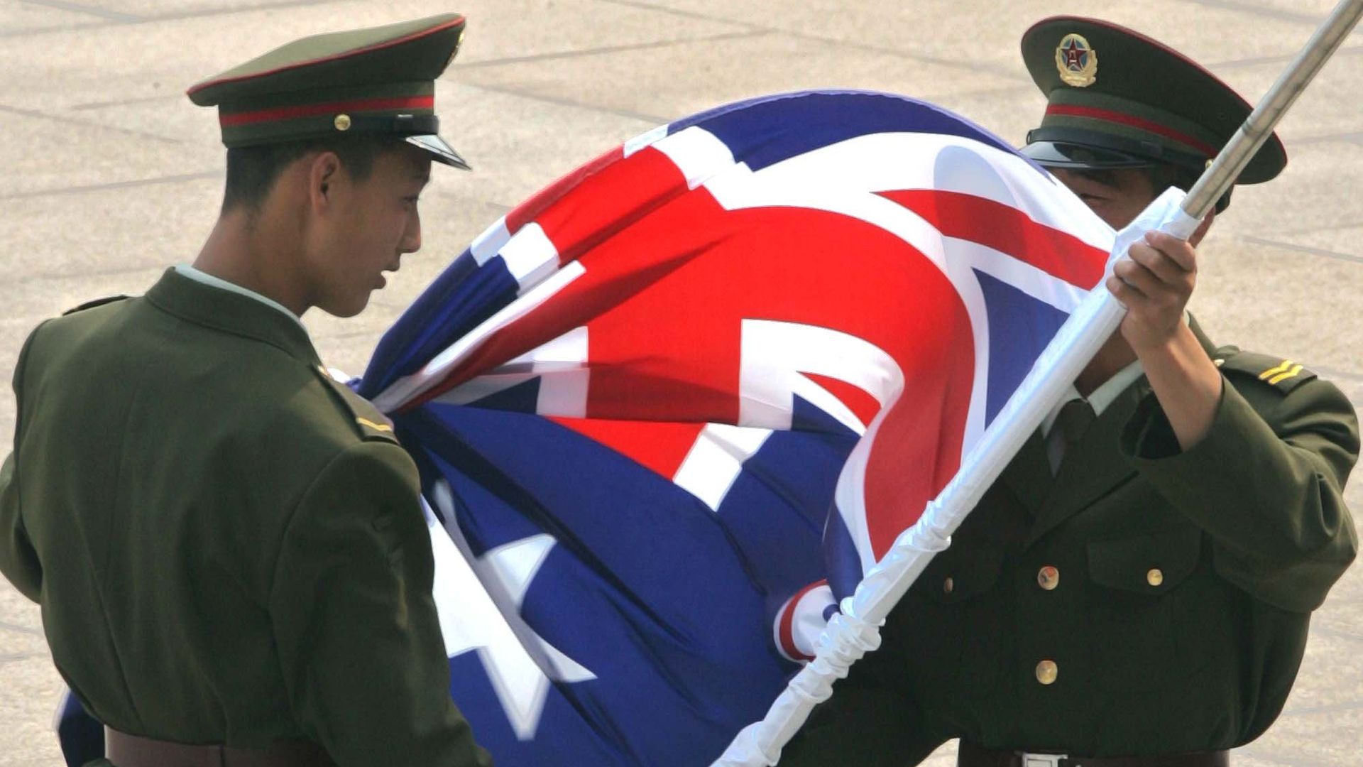 Chinese soldiers unfurl the Australian flag. (File) Chinese soldiers unfurl the Australian flag. (File) - Sputnik International, 1920, 13.09.2022
