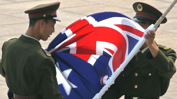 Chinese soldiers unfurl the Australian flag. (File) - Sputnik International