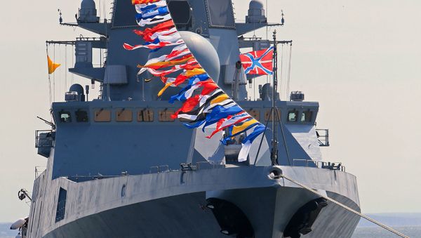 Russian frigate Admiral Gorshkov during a full dress rehearsal for the naval review in the Seaway Canal of Baltiysk - Sputnik International