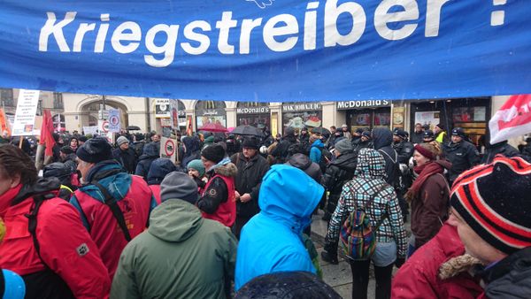 Hundreds of people were rallying against wars waged by the West - Sputnik International