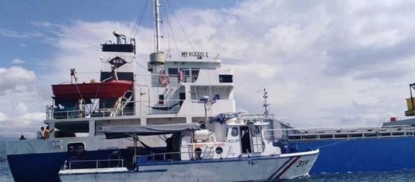 Coast guard ship guards the MV Kudos 1 after pirates attempted to board Coast guard ship guards the MV Kudos 1 after pirates attempted to board - Sputnik International