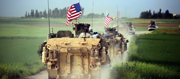 US forces, accompanied by Kurdish People's Protection Units (YPG) fighters, drive their armoured vehicles near the northern Syrian village of Darbasiyah, on the border with Turkey on April 28, 2017 US forces, accompanied by Kurdish People's Protection Units (YPG) fighters, drive their armoured vehicles near the northern Syrian village of Darbasiyah, on the border with Turkey on April 28, 2017 - Sputnik International