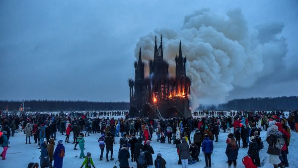 An art object by artist Nikolai Polissky is burned during the celebration of Maslenitsa (the Pancake Day) in Nikola-Lenivets art park, Kaluga Region - Sputnik International