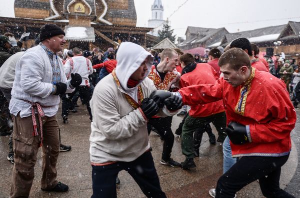 Participants in a wall-to-wall fist-fighting during Maslenitsa celebrations in the Kremlin in Izmailovo Russian culture center, Moscow Participants in a wall-to-wall fist-fighting during Maslenitsa celebrations in the Kremlin in Izmailovo Russian culture center, Moscow - Sputnik International