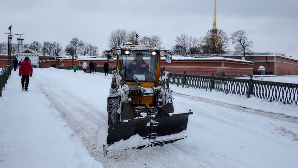 Snow clearing machines at Ioannovsky Bridge, which connects the Peter and Paul Fortress with Petrogradsky Island in St. Petersburg Snow clearing machines at Ioannovsky Bridge, which connects the Peter and Paul Fortress with Petrogradsky Island in St. Petersburg - Sputnik International