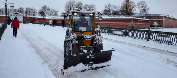 Snow clearing machines at Ioannovsky Bridge, which connects the Peter and Paul Fortress with Petrogradsky Island in St. Petersburg - Sputnik International