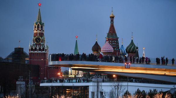 People visit Zaryadye Nature-Landscape Park in Moscow, Russia. Background from left: Spasskaya (Savior) Tower of the Moscow Kremlin and domes of Intercession of the Most Holy Theotokos on the Moat Cathedral (St. Basil's Cathedral) People visit Zaryadye Nature-Landscape Park in Moscow, Russia. Background from left: Spasskaya (Savior) Tower of the Moscow Kremlin and domes of Intercession of the Most Holy Theotokos on the Moat Cathedral (St. Basil's Cathedral) - Sputnik International