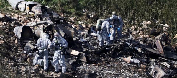 Israeli security forces examine the remains of an F-16 Israeli war plane near the village of Harduf, Israel February 10, 2018 - Sputnik International
