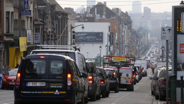 Stranded vehicles stand on a blocked street in Brussels as public transports are on strike following a call of several unions (CGSP-ACOD and CGSLB-ACLVB) - Sputnik International