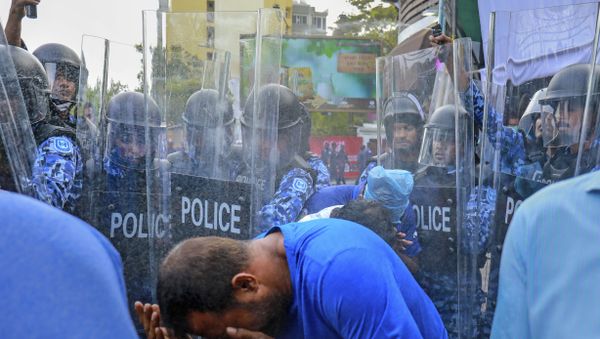 Policemen use pepper spray to disperse pro-opposition supporters during a protest in Male, Maldives - Sputnik International