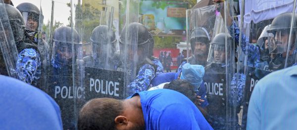 Policemen use pepper spray to disperse pro-opposition supporters during a protest in Male, Maldives - Sputnik International