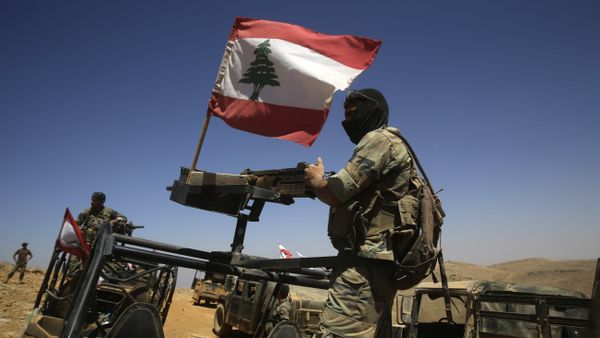 Lebanese soldiers sit on top of an armored personnel carrier (File) - Sputnik International