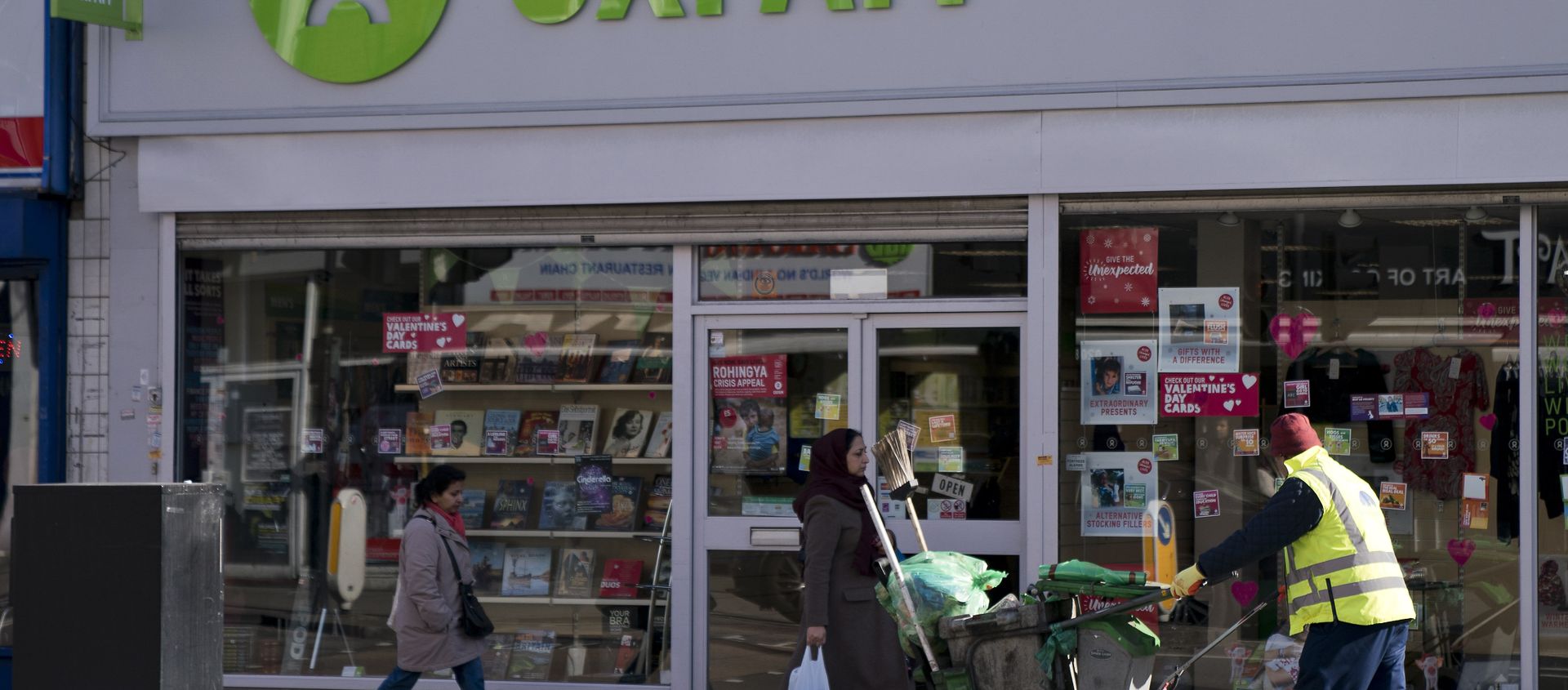 People walk past a high street branch of an Oxfam charity shop in south London People walk past a high street branch of an Oxfam charity shop in south London - Sputnik International, 1920, 20.02.2018