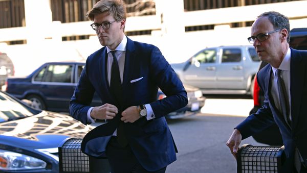 Alex van der Zwaan, left, arrives at Federal District Court in Washington, Tuesday, Feb. 20, 2018. - Sputnik International