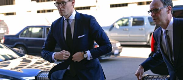 Alex van der Zwaan, left, arrives at Federal District Court in Washington, Tuesday, Feb. 20, 2018. - Sputnik International