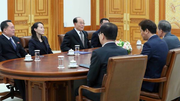 South Korean President Moon Jae-in talks with President of the Presidium of the Supreme People's Assembly of North Korea Kim Young Nam and Kim Yo Jong, the sister of North Korea's leader Kim Jong Un, during their meeting at the Presidential Blue House in Seoul, South Korea, February 10, 2018 - Sputnik International