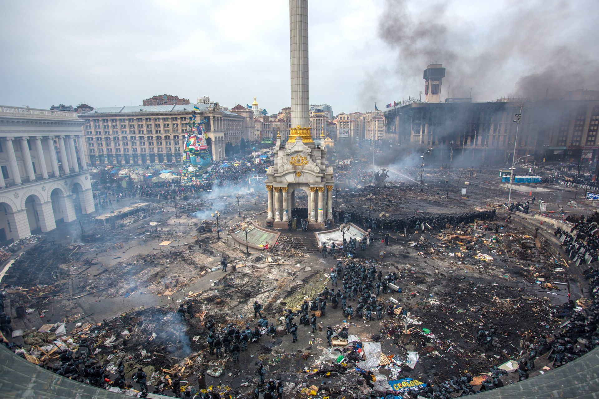 Police officers and opposition supporters are seen on Maidan Nezalezhnosti square in Kiev, where clashes began between protesters and the police. (File) Police officers and opposition supporters are seen on Maidan Nezalezhnosti square in Kiev, where clashes began between protesters and the police. (File) - Sputnik International, 1920, 31.03.2022