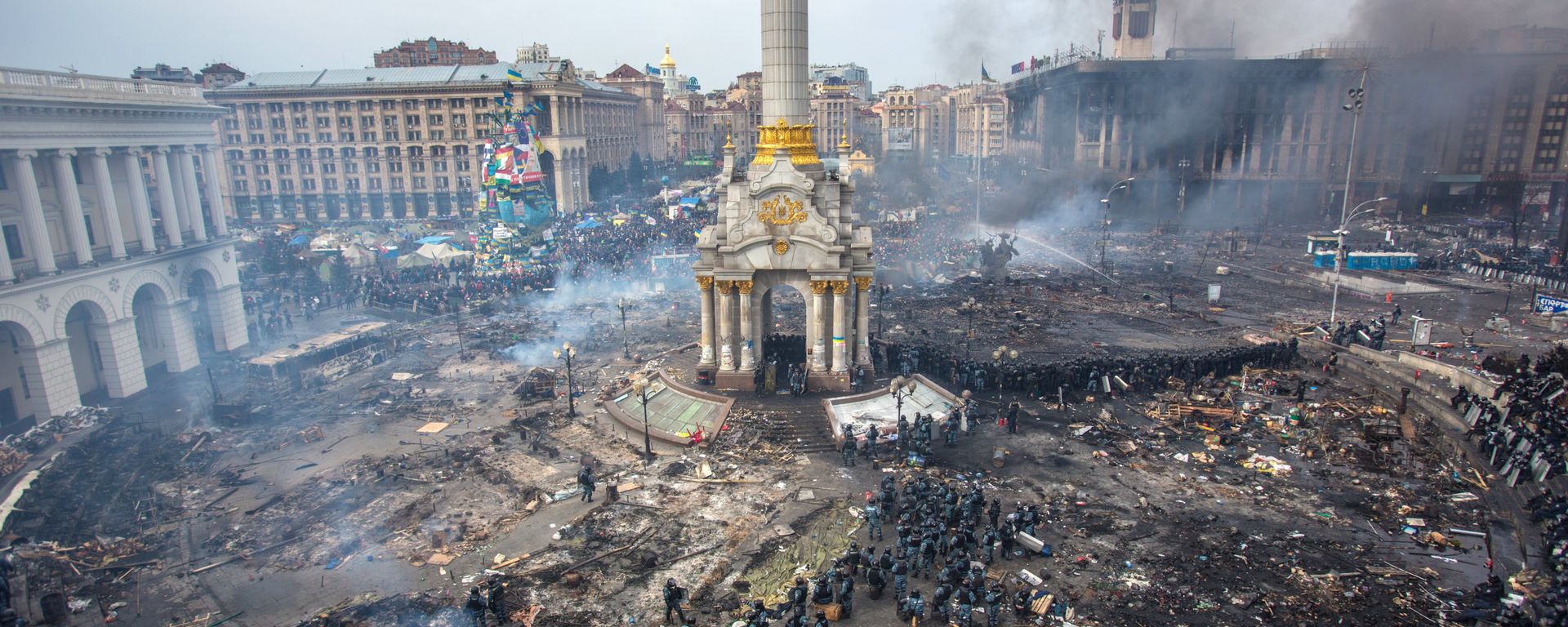 Police officers and opposition supporters are seen on Maidan Nezalezhnosti square in Kiev, where clashes began between protesters and the police. (File) Police officers and opposition supporters are seen on Maidan Nezalezhnosti square in Kiev, where clashes began between protesters and the police. (File) - Sputnik International, 1920, 29.04.2020