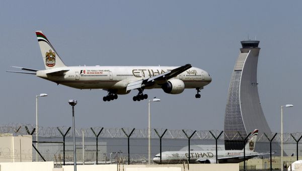 In this May 4, 2014 file photo, an Etihad Airways plane prepares to land at the Abu Dhabi airport in the United Arab Emirates - Sputnik International