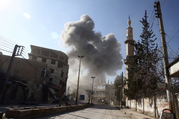 Smoke rises from the rebel held besieged town of Hamouriyeh, eastern Ghouta, near Damascus, Syria, February 21, 2018 - Sputnik International
