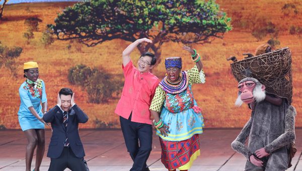 Chinese actor Lou Naiming (2-R) performs a skit on a Lunar New Year gala in Beijing, China Chinese actor Lou Naiming (2-R) performs a skit on a Lunar New Year gala in Beijing, China - Sputnik International