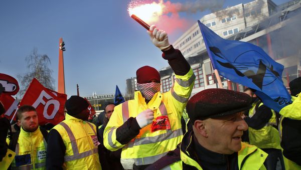 Air France employees demonstrate outside the French airline headquarters in Roissy, north of Paris, Thursday, Feb.22, 2018 Air France employees demonstrate outside the French airline headquarters in Roissy, north of Paris, Thursday, Feb.22, 2018 - Sputnik International