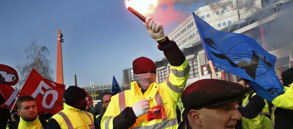 Air France employees demonstrate outside the French airline headquarters in Roissy, north of Paris, Thursday, Feb.22, 2018 - Sputnik International
